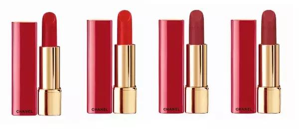 我们闯入了刘诗诗的房间“看看你出门前都在做什么?”