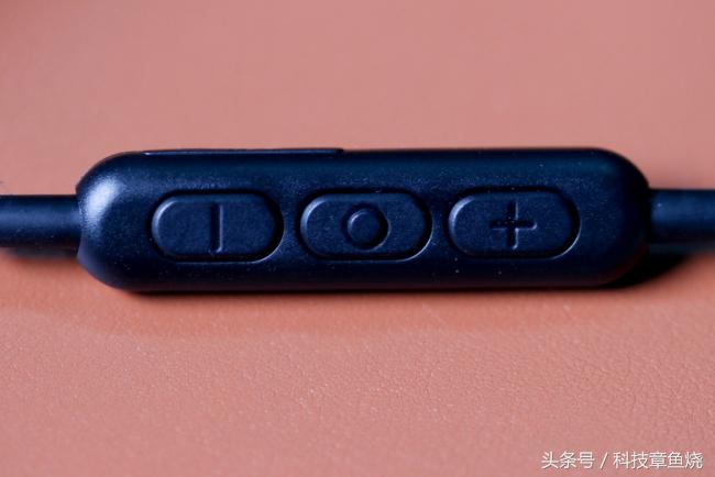 舒尔se215耳机有线版和专业版区别,舒尔se215作为监听耳机值得入手吗