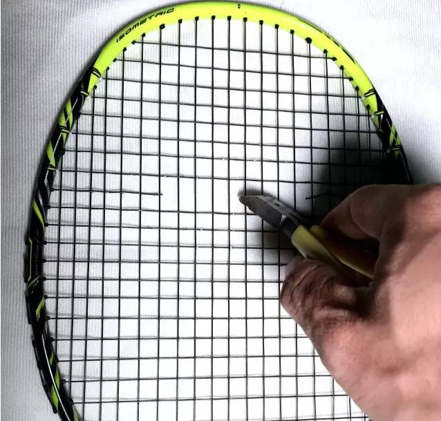 羽毛球拍线断了正确的剪线方法,羽毛球拍断线应该断横线还是竖线