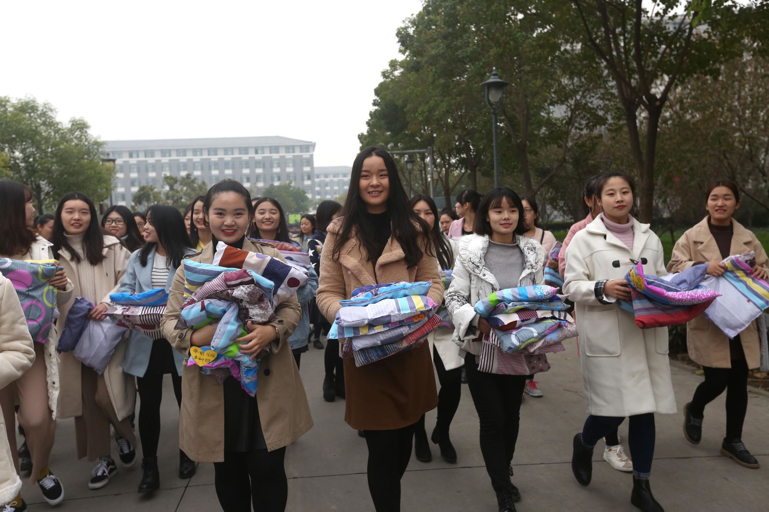 太暖了！洛阳师范学院63名大学生为公交车缝上百个棉坐垫