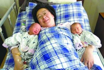 孕妈挺着巨肚生五胞胎,高龄孕妈怀四胞胎肚子大到爆