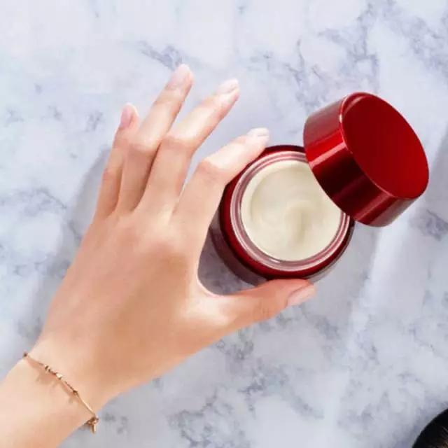 干皮上妆不卡粉用什么面霜,冬天上妆起皮卡粉面霜