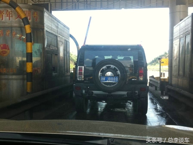 贵州唯一的黄牌悍马H1，比黄牌劳斯莱斯还稀有，一般的车位停不下