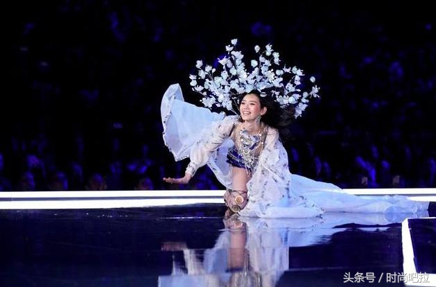 奚梦瑶维密秀摔倒原因,奚梦瑶维密秀摔倒下台哭