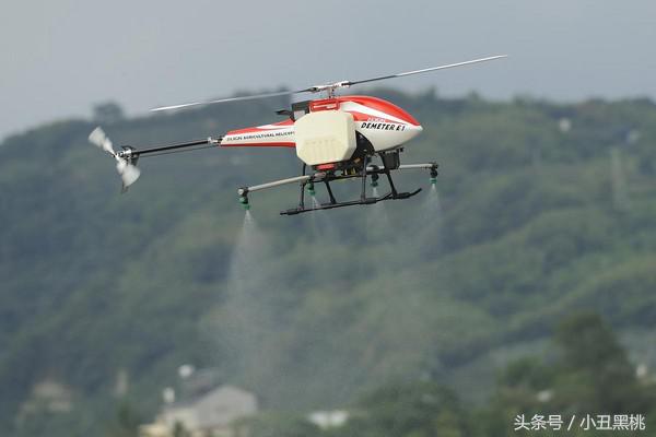 遥控直升机王年收15亿，他仍日日熬夜亲画设计图