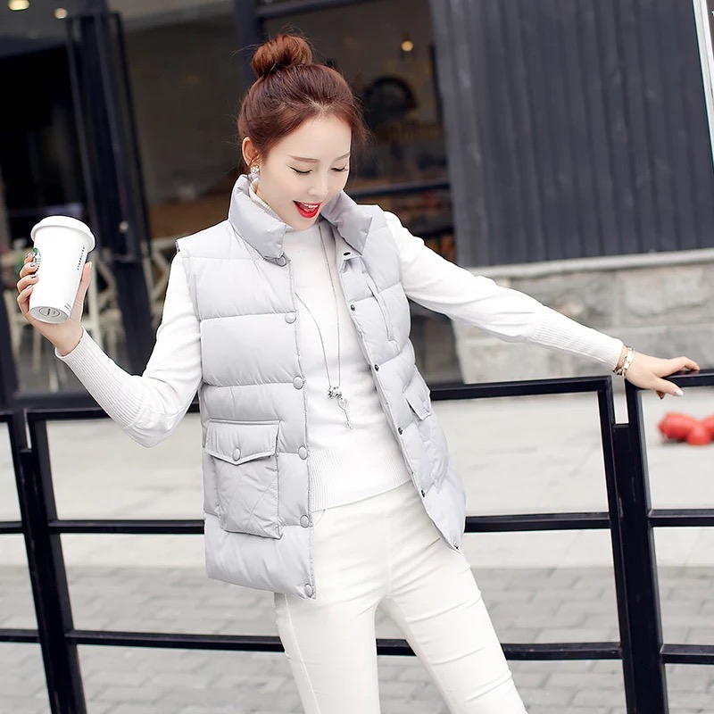 亮皮羽绒马甲穿出高级感,羽绒马甲打破冬日乏味穿搭