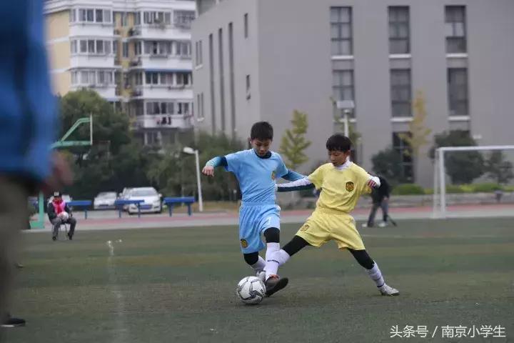 南京金陵汇文小学足球,寒风阻挡不了孩子们的热情
