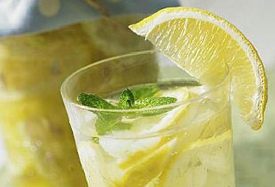 柠檬水的正确泡法禁忌,柠檬水的正确泡法功效