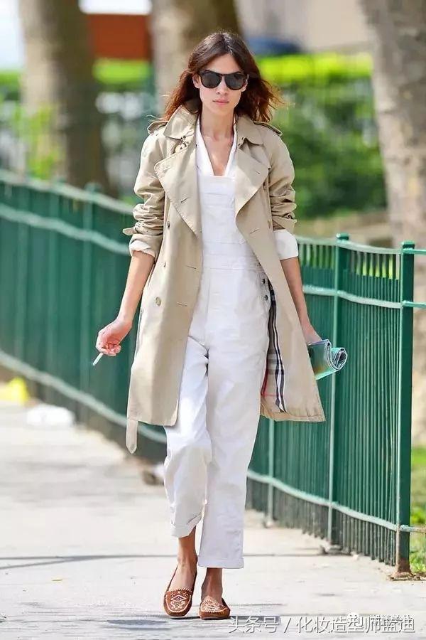 卡其色风衣怎么搭配裤子和鞋子,深蓝色风衣怎么搭配裤子鞋子