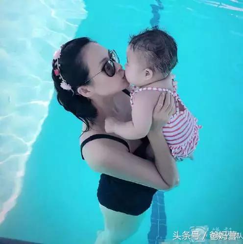 章子怡女儿去姥姥家,章子怡带女儿回家