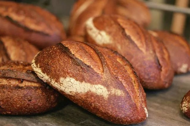 面包怎么烘烤比较软,面包的烘烤过程一般分为三个阶段