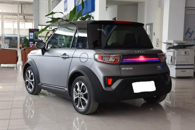 这车5块液晶屏,自动泊车,续航200公里,8万送妹子对你死心塌地