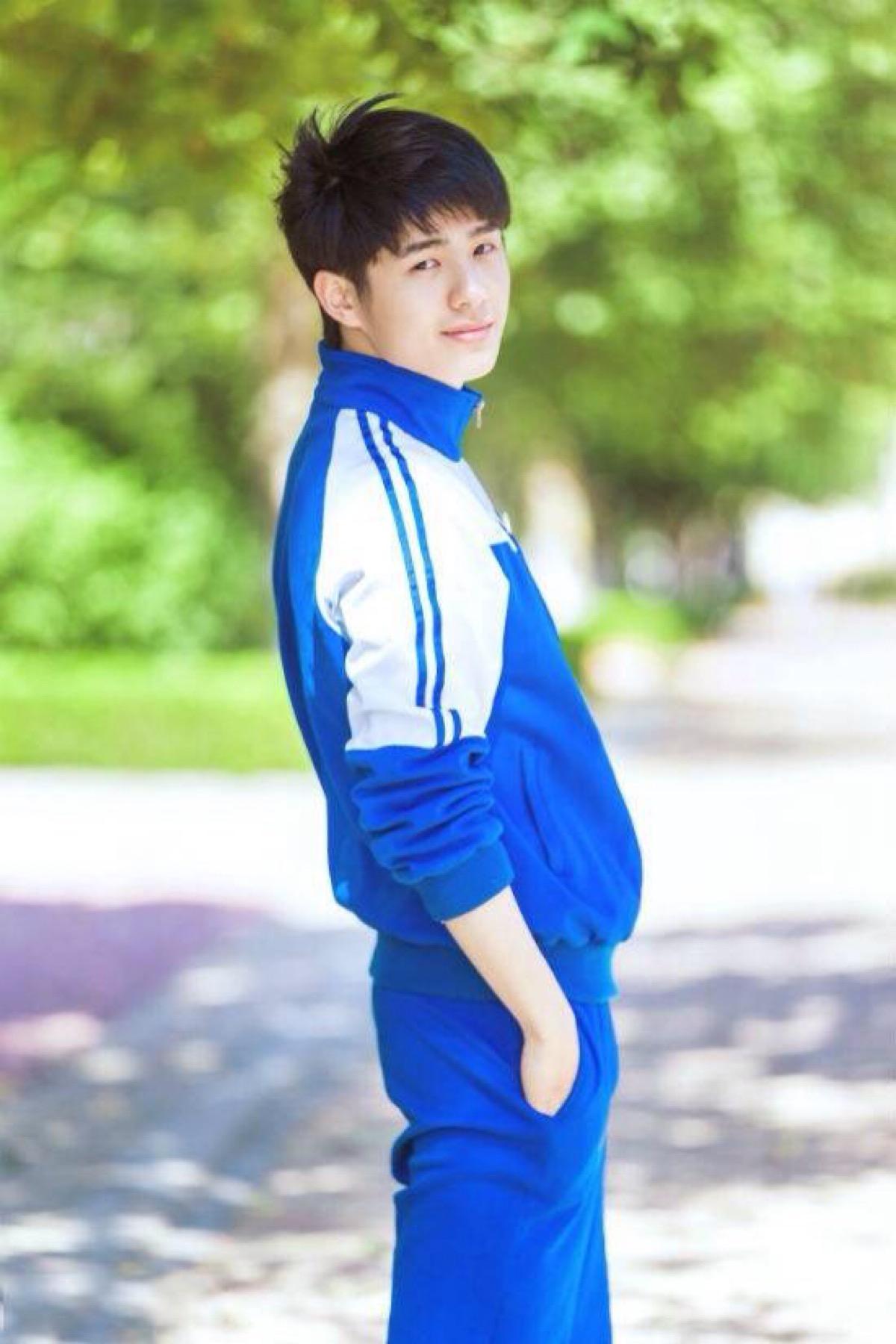 刘昊然谭松韵同款校服,刘昊然同款中戏校服