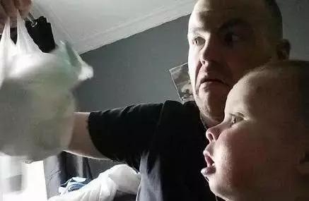 换尿不湿的奶爸,换尿布的奶爸