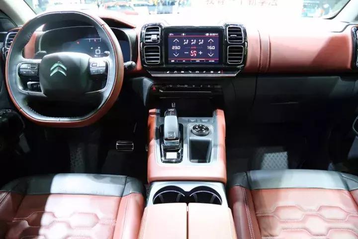 车尾挂着4个8,方向盘跟赛车一样,15万起搞得大众很羞涩!