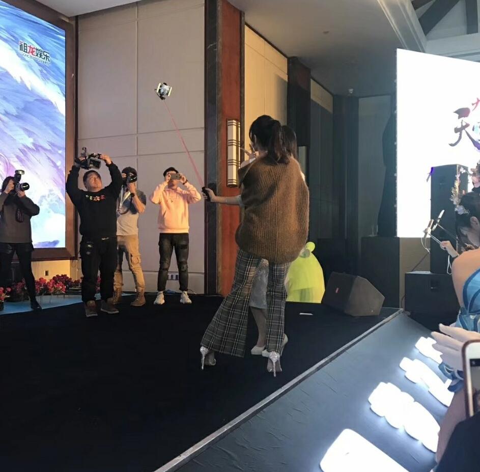 迪丽热巴直播无名指戴戒指,迪丽热巴戴戒指