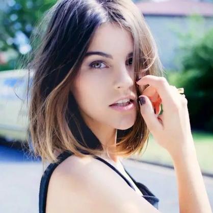 适合40-50岁圆脸中长发发型,适合圆脸微胖女生发型中长卷发