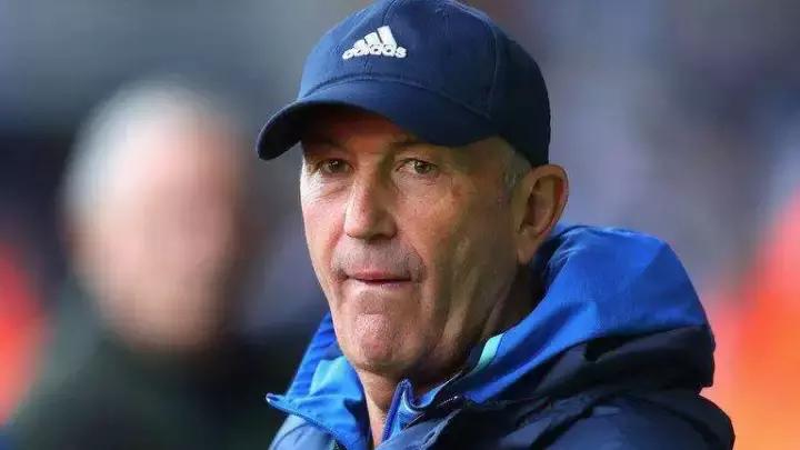 他曾是英超赛季最佳主帅，却死于“反足球”