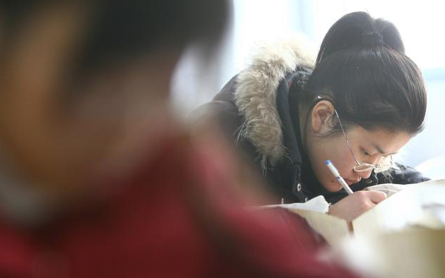 选调生和村官哪个工作忙,选调生和公务员哪个前景好