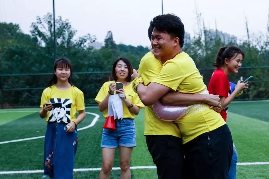 这运动会有毒！穿别人裤裆还很开心