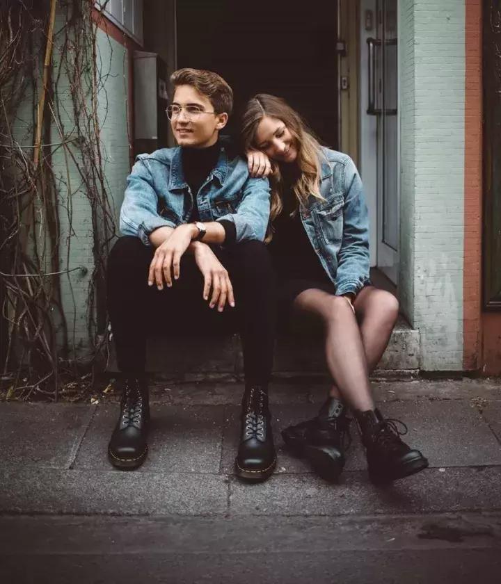 这双靴子一旦穿上就会“中毒”