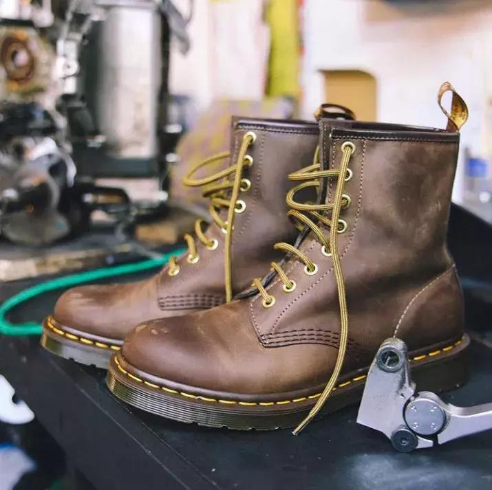 这双靴子一旦穿上就会“中毒”