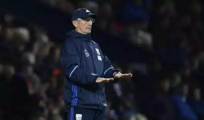 他曾是英超赛季最佳主帅，却死于“反足球”