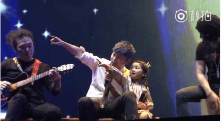 快乐大本营张杰阿拉蕾去演唱会,阿拉蕾雅涵和王祖蓝参加节目