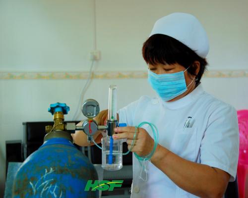 产妇拼死剖出孩子老公当场大怒,产妇在医院顺产后大出血死亡