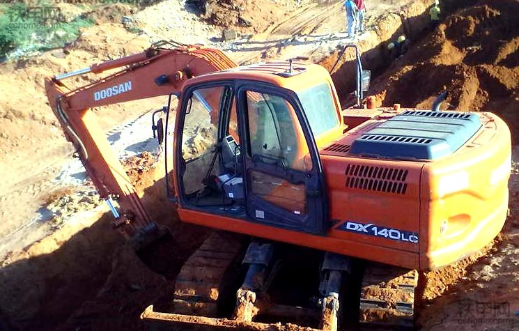 我在非洲开挖机,4：挖机坏了没法修，时刻提防被抢劫