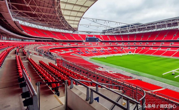 英国球迷事件,国外专业足球场看台隔离网