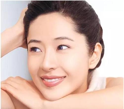 白天和晚上正确的护肤涂抹方式,护肤知识千万不要往脸上涂