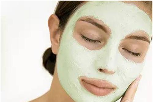 白天和晚上正确的护肤涂抹方式,护肤知识千万不要往脸上涂