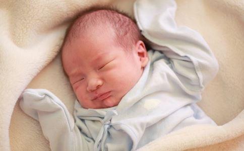 宝宝头睡扁了教你几招如何纠正,宝宝右侧头睡扁了怎么睡回来