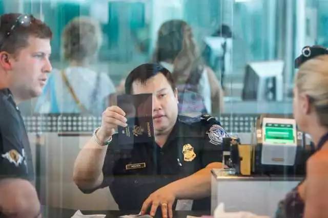 越南女孩来中国被海关扣留一晚上,入境被扣押