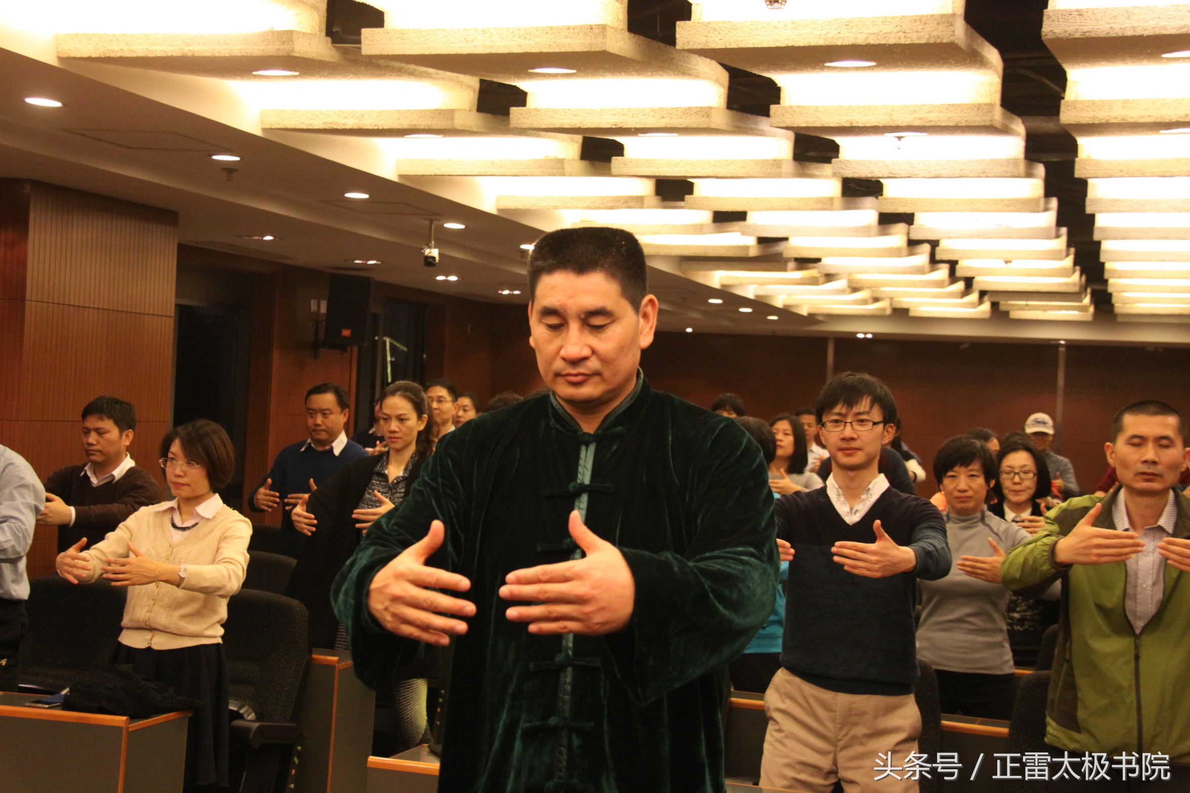 太极拳站桩后背酸痛,太极拳初学者如何站桩