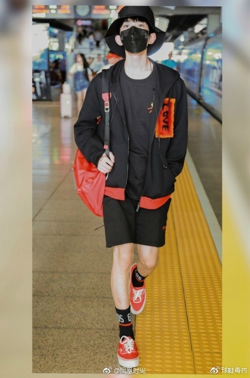 易烊千玺的生日礼物18岁,易烊千玺代言的adidas新款