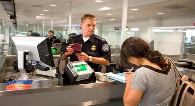 越南女孩来中国被海关扣留一晚上,入境被扣押