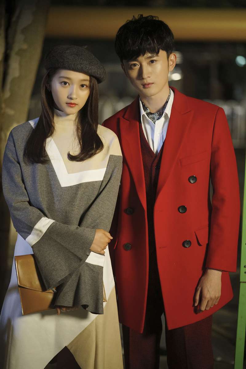 关晓彤和朱晓鹏的歌曲,朱晓鹏关晓彤吻戏