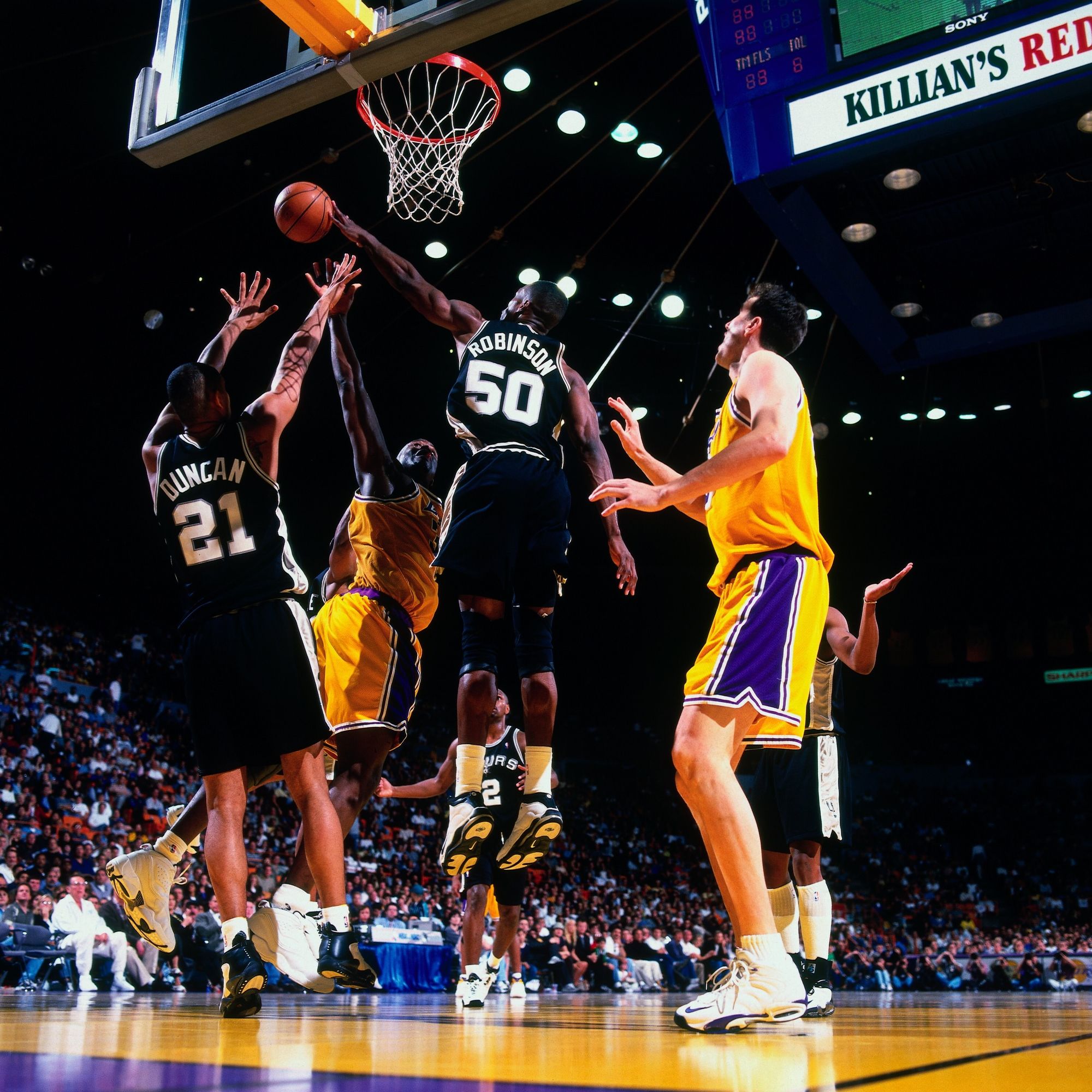 那些年科比单挑詹姆斯,回顾那些年科比的黑肘