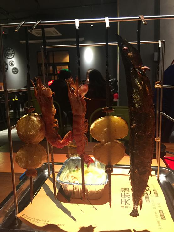 撸串啤酒完美诠释着夏天,撸串喝酒青春不朽