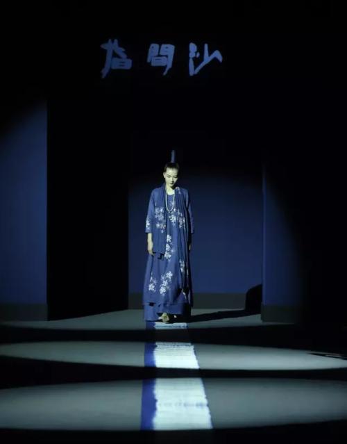 指间沙随风飞,指间沙岁月静好