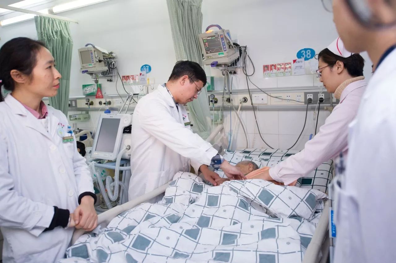 封面｜中医只是“慢郎中”？这家中医院挑战急危重症，门诊量全国第一