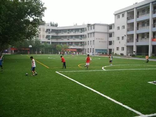 新鲜事｜会玩！为了给孩子们找踢球场地，他们打起了屋顶的主意