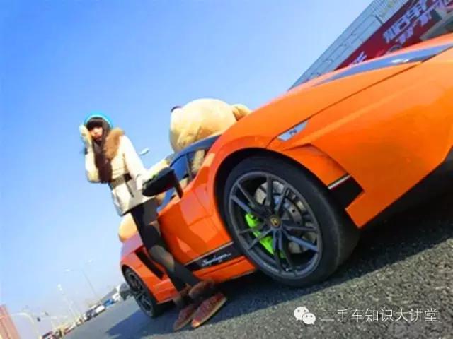 这台二手车换过悬挂、刮过底盘,但把车吊起来后,评估师惊呆了!