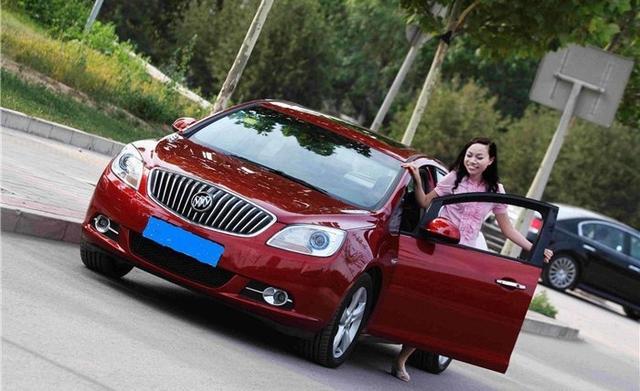 网红凤姐的豪华座驾，网友直呼“这辆车配不上你”