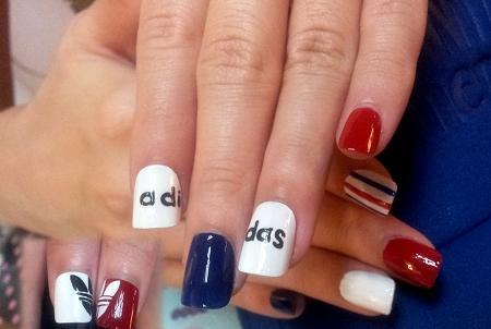 当女人味十足的指彩遇上了男孩风十足的运动品牌会怎么样？