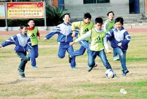 家长反对孩子踢足球怎么办,为啥小孩踢足球长不高