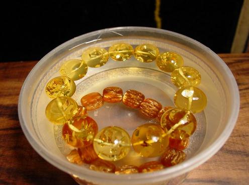 鉴别蜜蜡真假视频大全,鉴别蜜蜡真假可以用普通紫光灯吗