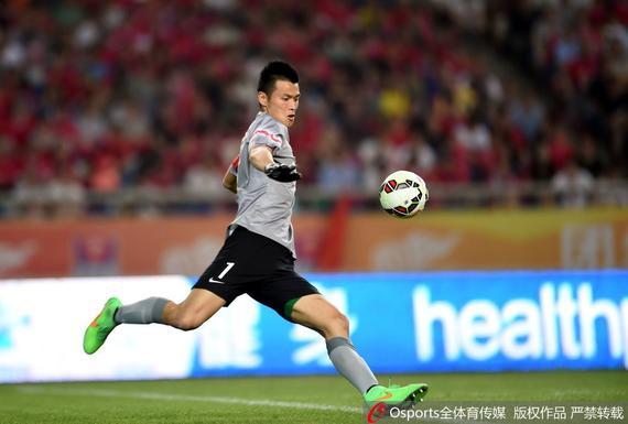 苏宁新宠踢实况爱用拉米雷斯！首秀无憾，5000万先生熊抱一人